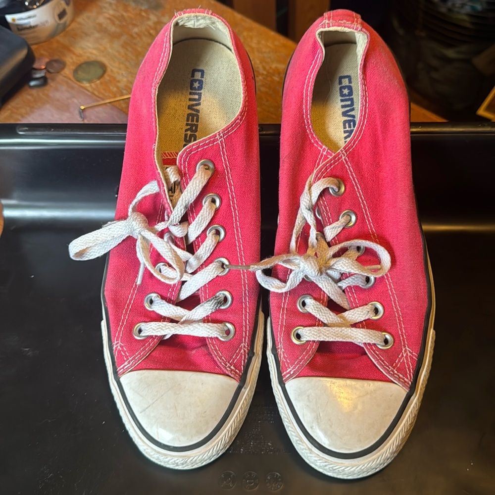 Pink low top converse.